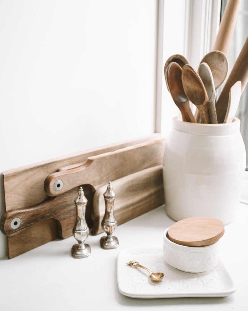 
organising kitchen drawers